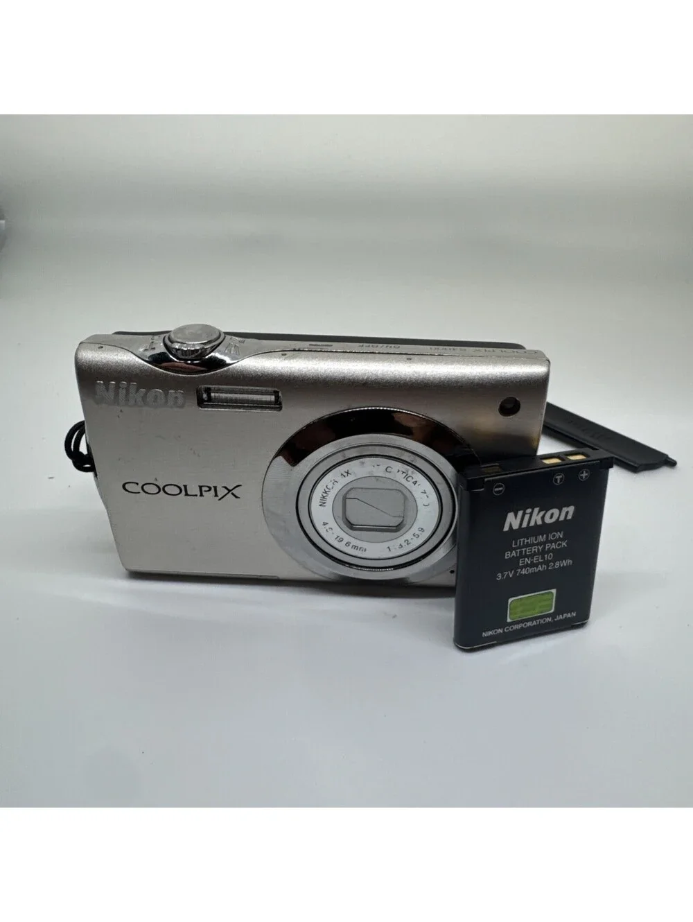 Nikon COOLPIX S4000 12.0MP Point & Shoot Digital Camera 4x Optical Silver W/ Bat